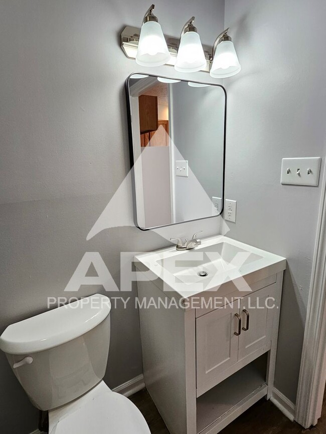 Building Photo - **MOVE-IN SPECIAL** 1/2 off 1st month! Bea...