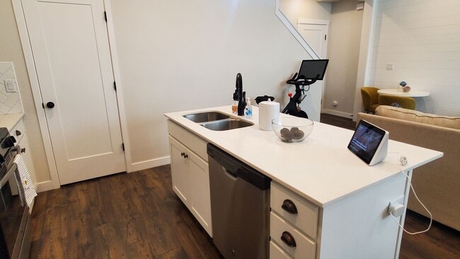 Building Photo - Great 3 Bd 2 Ba Townhome 2 Car Garage