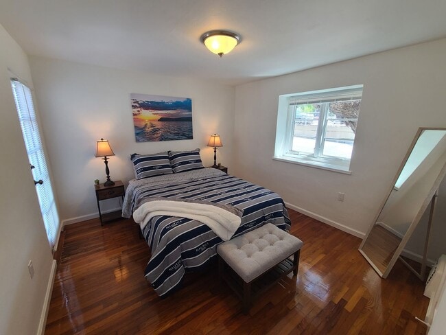 Building Photo - Charming 2 Bed 1 bath "fully furnished mon...