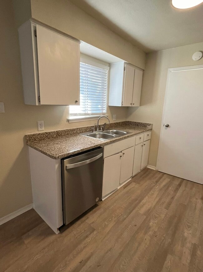 Building Photo - 909 Betsy Ross Dr