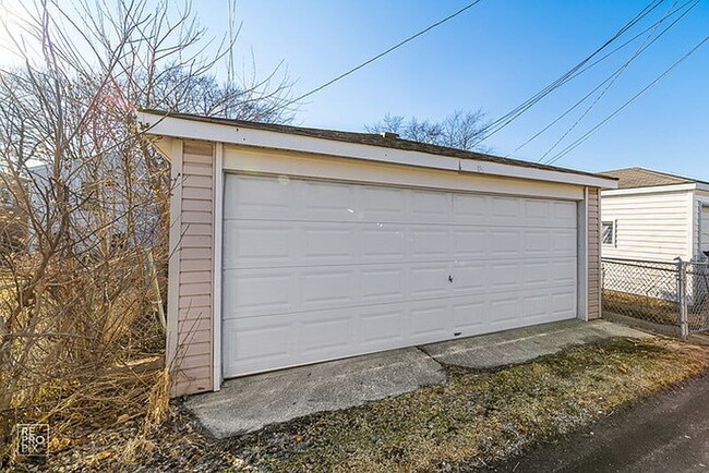 Building Photo - Located in Chicago’s desirable Mount Greenwood neighborhood