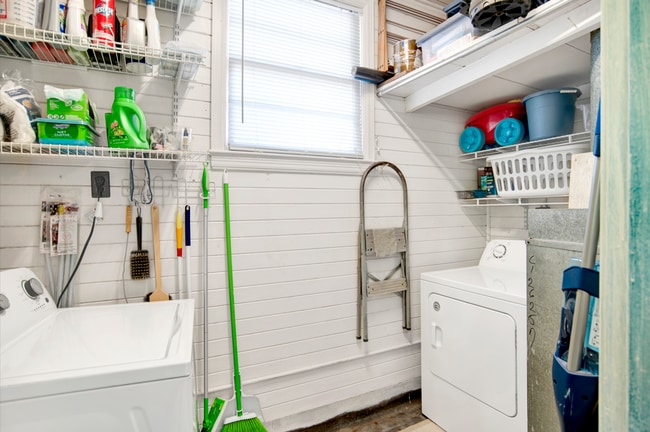 Building Photo - Vintage East Hill Mid-Century Home