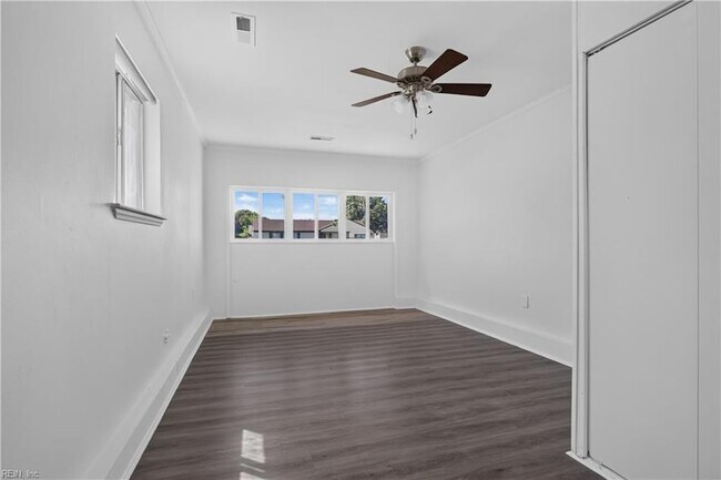 Building Photo - 3044 Camelot Blvd