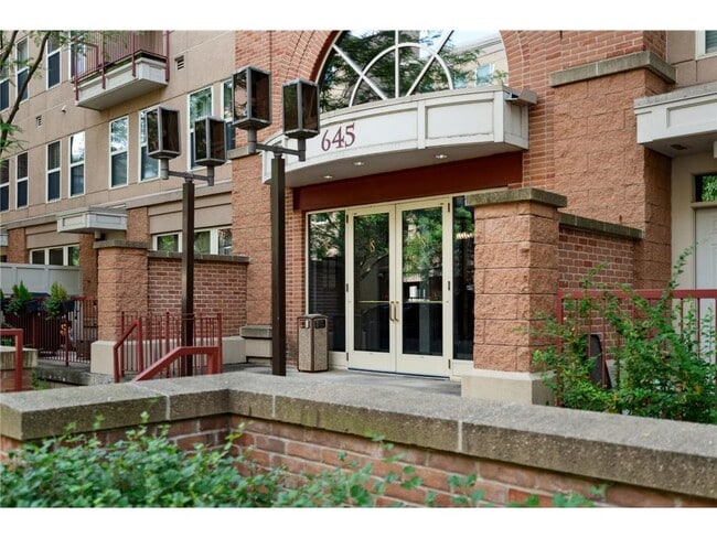 Building Photo - 645 N 1st St