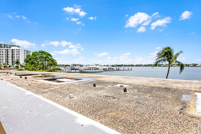 Building Photo - 132 Lakeshore Dr