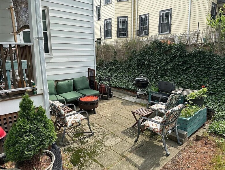 Patio area - 124 Bynner St