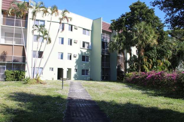 Building Photo - 1638 Embassy Dr