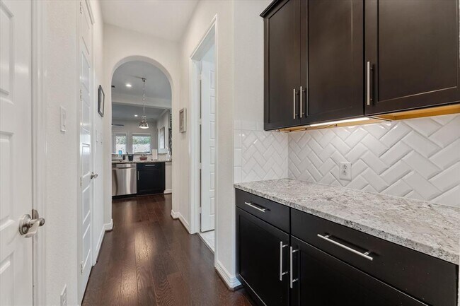 Building Photo - 10442 Lake Palmetto Dr