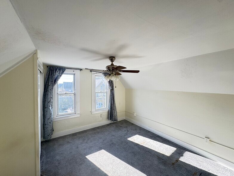 Building Photo - 103 Center St