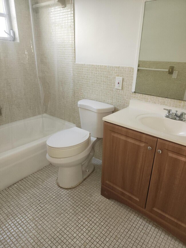 Building Photo - 1007 N 19th Ave