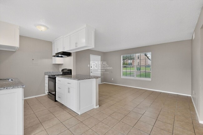 Building Photo - 8024 Cambridge Cir