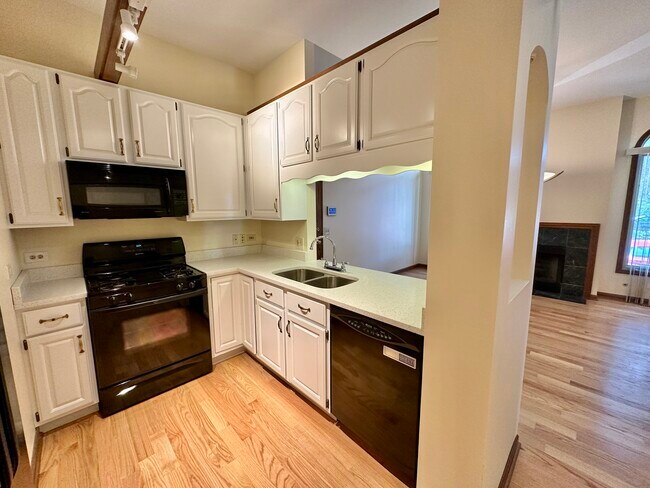 Kitchen - 1010 Arbor Ct