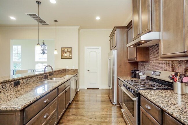 Building Photo - 1108 Peveto St