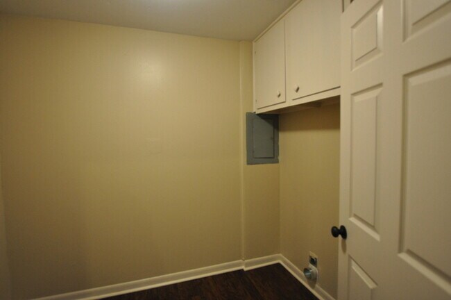 Building Photo - Tour Today! 3 bedroom in the heart of Sout...