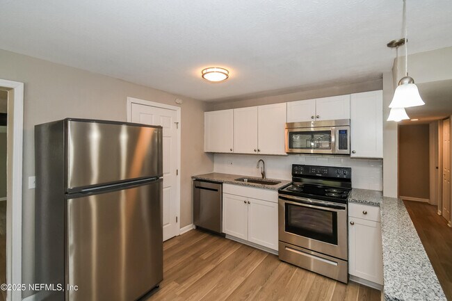 Building Photo - 335 Bonnlyn Dr