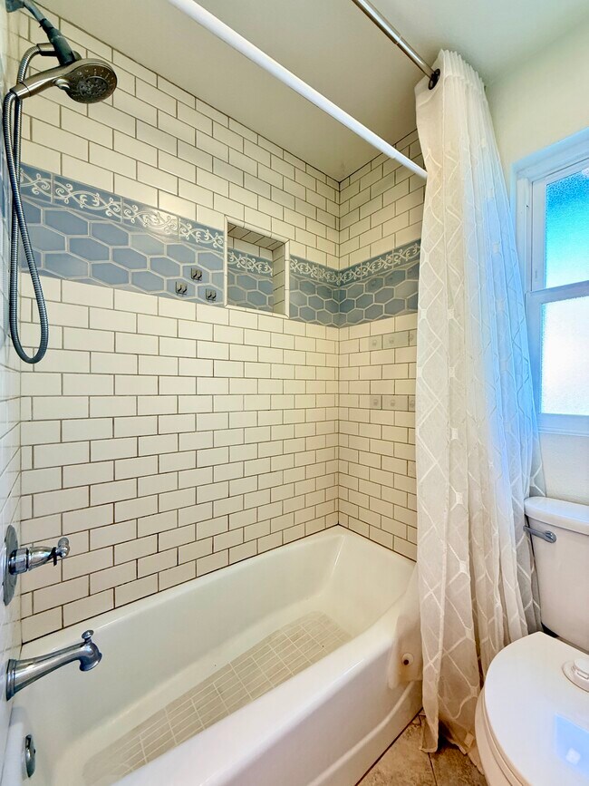 Building Photo - 4832 Maureen Ln