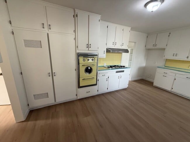 Building Photo - Home in Gardena