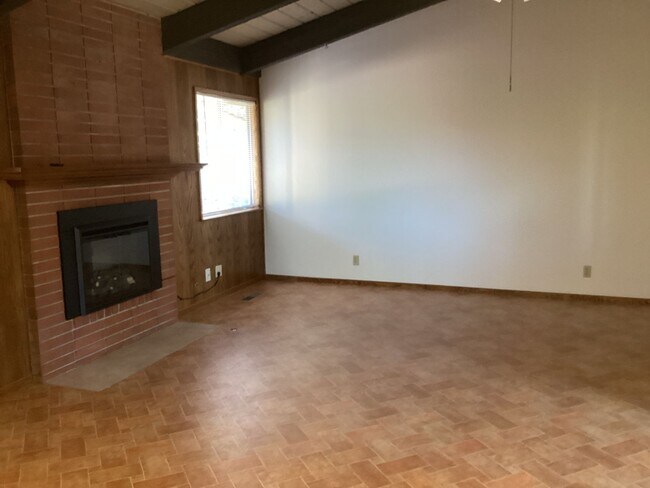 Building Photo - 271 Bowen Ave