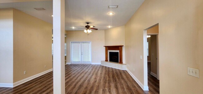 Building Photo - Great Home and Location-Available Now!