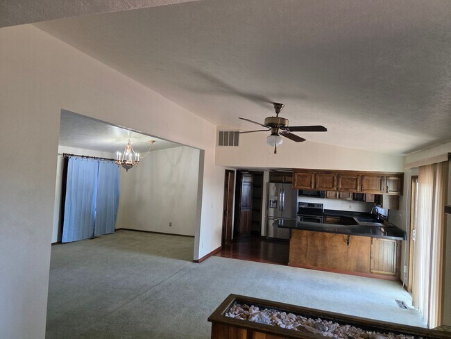 Building Photo - Great Home with Game Room