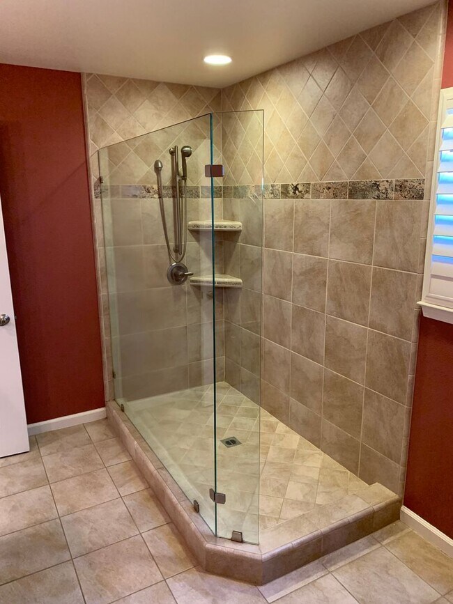 Building Photo - 5 Bd 4.5 Ba Country Home