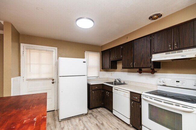 Building Photo - Charming & Spacious Home in Bellefontaine Neighbors – Move-In Ready!