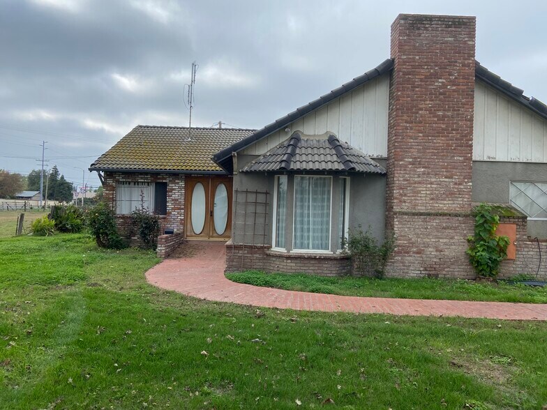 Building Photo - 825 Mathew St