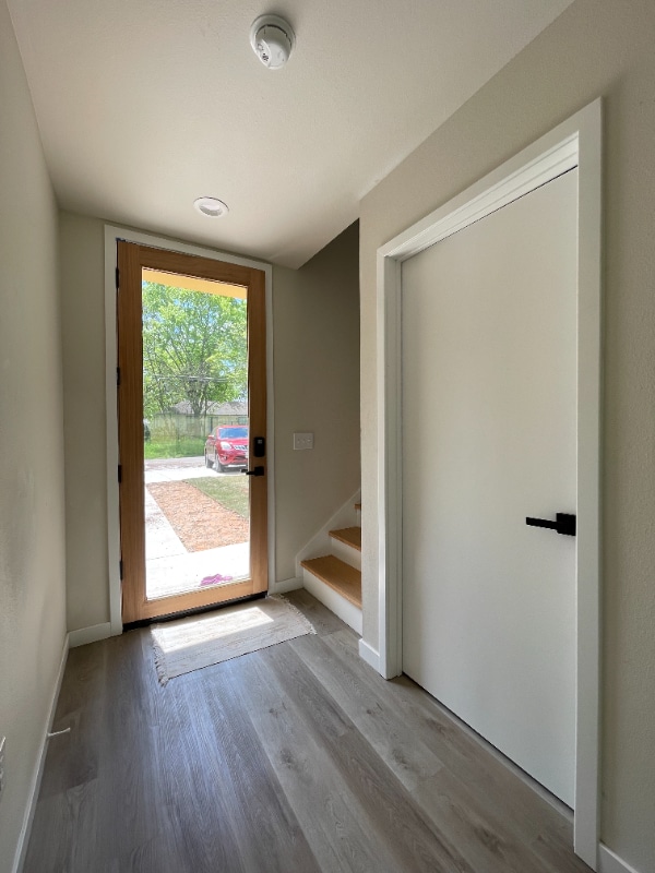 Building Photo - 605 E 7th St