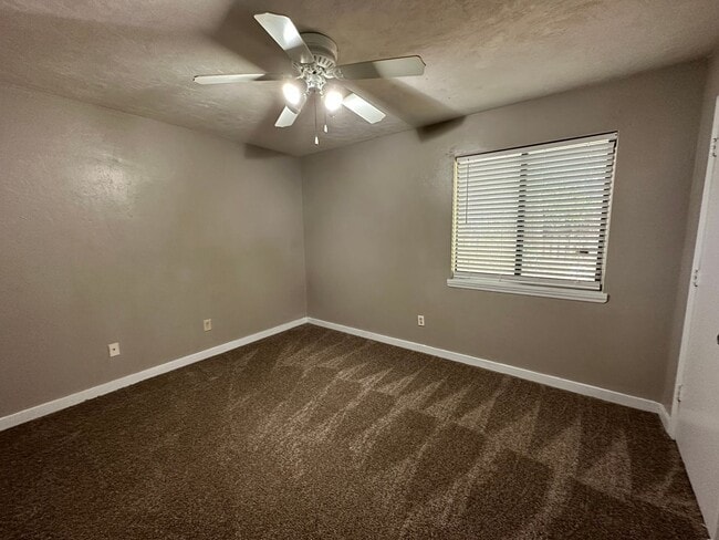 Building Photo - Downstairs unit off E Park and Victory Gar...