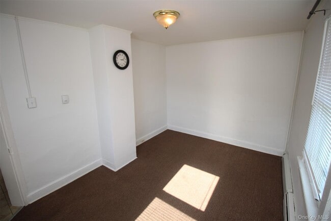 Building Photo - 4 School House Ln