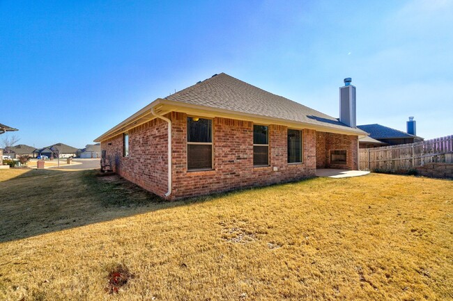 Building Photo - Charming 3-Bed Oasis in East Edmond