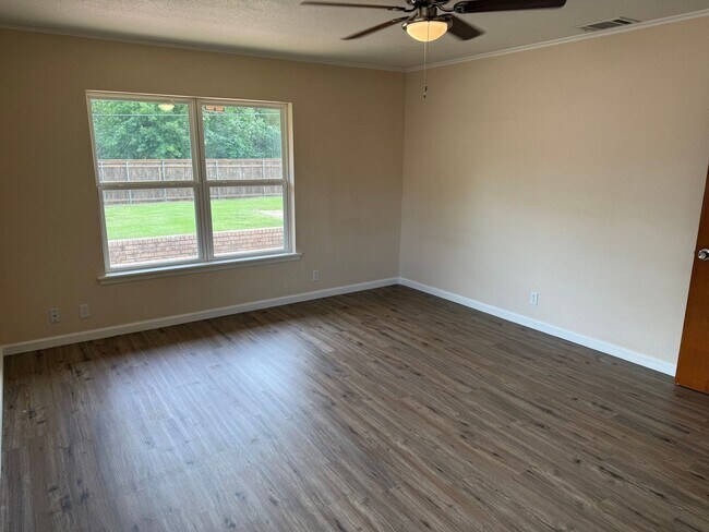 Building Photo - TEXAS SIZED WHITESBORO HOME FOR LEASE! 4 BEDROOMS-LOTS OF SPACE! HURRY!