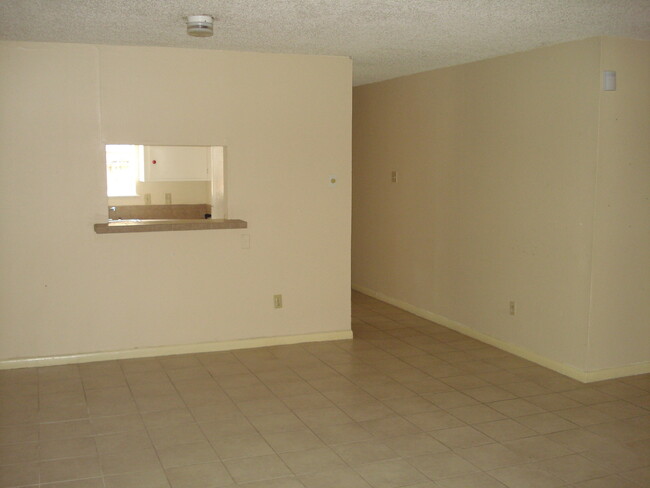 Building Photo - ALL BILLS PAID 1bd/1bath Townhome in Sprin...