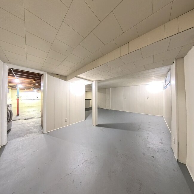 Building Photo - Spacious 3-Bedroom, 1-Bath Ranch - South Side Location