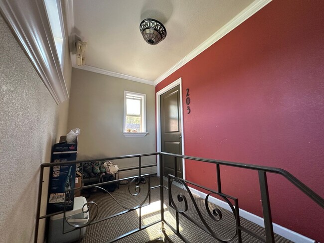 Building Photo - Charming Mayfair Townhome with Private Roo...