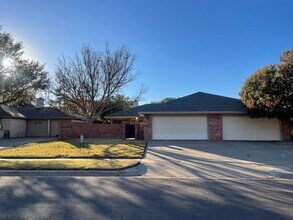 Building Photo - Spacious Duplex