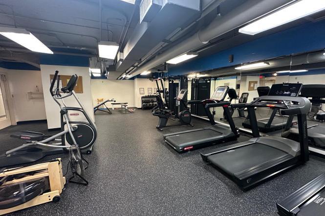 Building Photo - 2300 Pimmit Dr