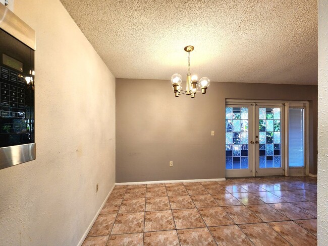 Building Photo - Charming 2nd Floor Condo Unit; Screened-In...