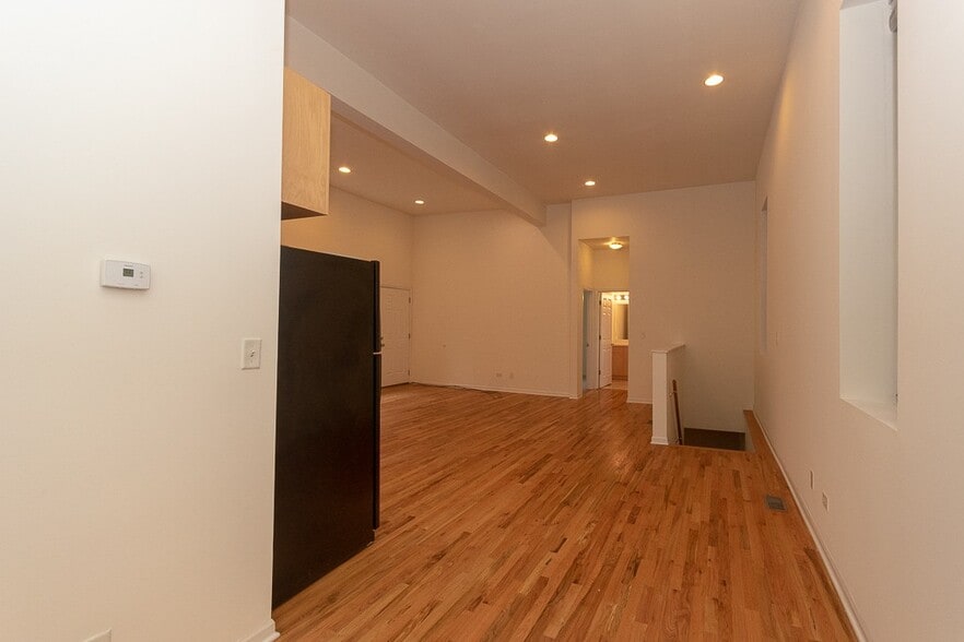 Building Photo - 1260 N Greenview Ave