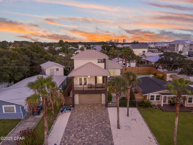 Building Photo - 407 Petrel St