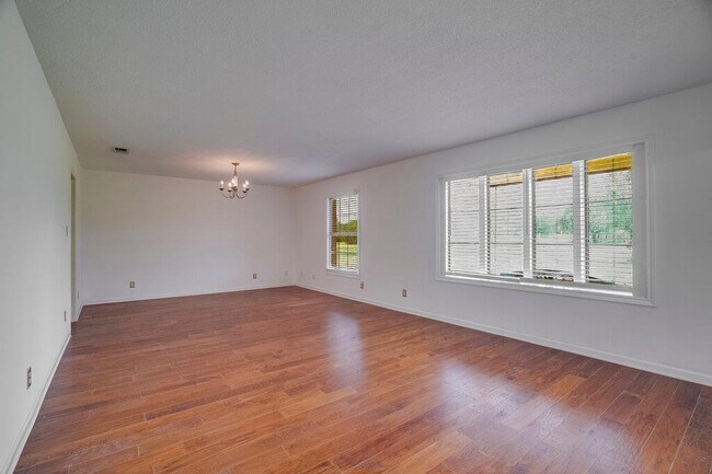 Building Photo - 506 E Palm Valley Blvd