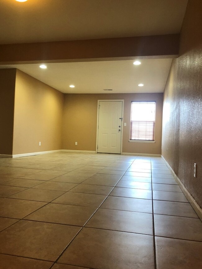 Building Photo - SPACIOUS SINGLE FAMILY IN GREAT LOCATION