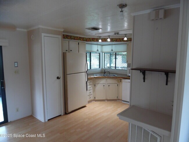 Building Photo - 327 Macadamia Dr