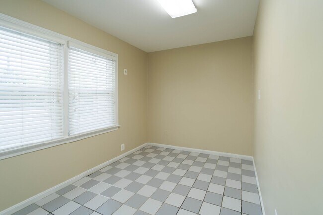 Building Photo - Spacious Split-Level with In-Law Suite & B...