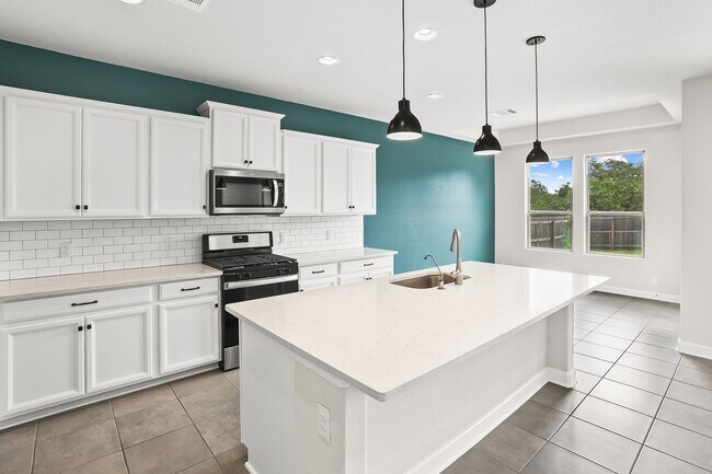 Building Photo - 4 Bedroom/3 bath home Southglen Subdivision