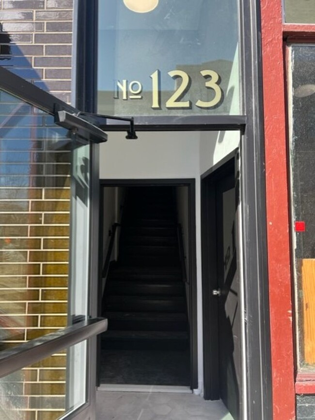 Primary Photo - Renovated large 1 BR in heart of downtown ...