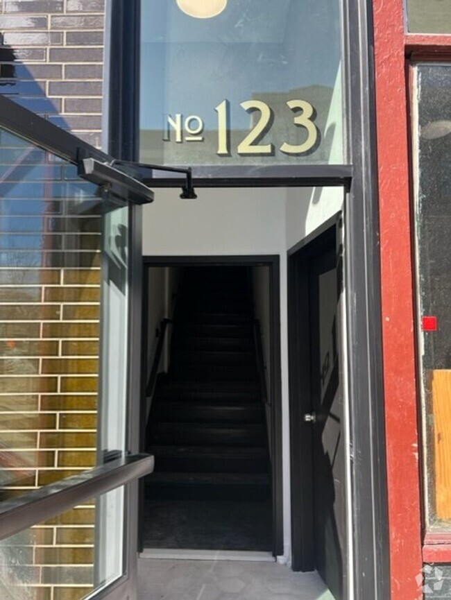 Building Photo - Renovated large 1 BR in heart of downtown ...