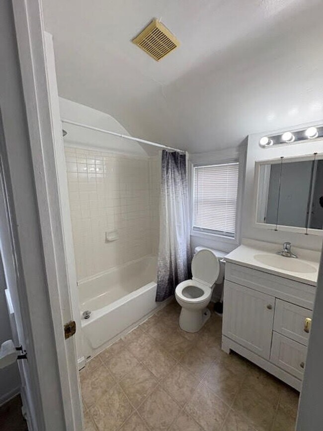 Building Photo - Three Bedroom 1.5 Bathroom House