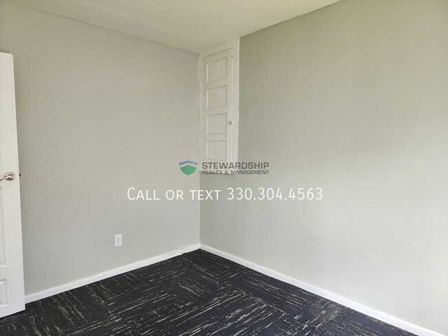 Building Photo - 147 Rhodes Ave
