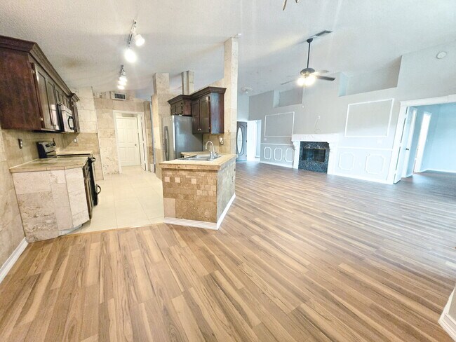 Building Photo - "Charming 3-Bedroom Home with 2 Full Baths in Lakeland – Spacious 1514 Sq Ft Haven!"